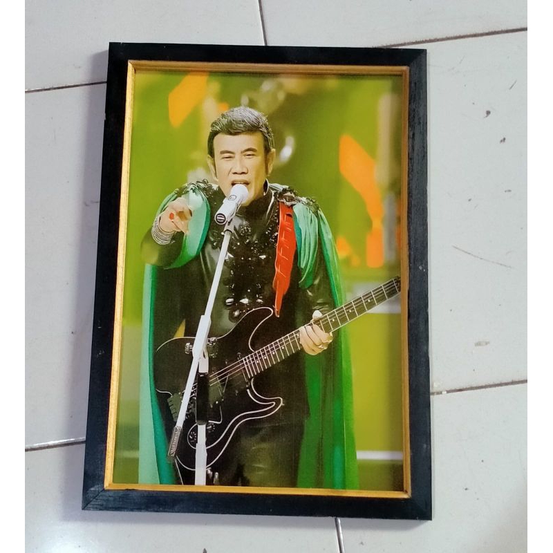 hiasan dinding poster bang haji Rhoma irama plus bingkai ukuran 53*35