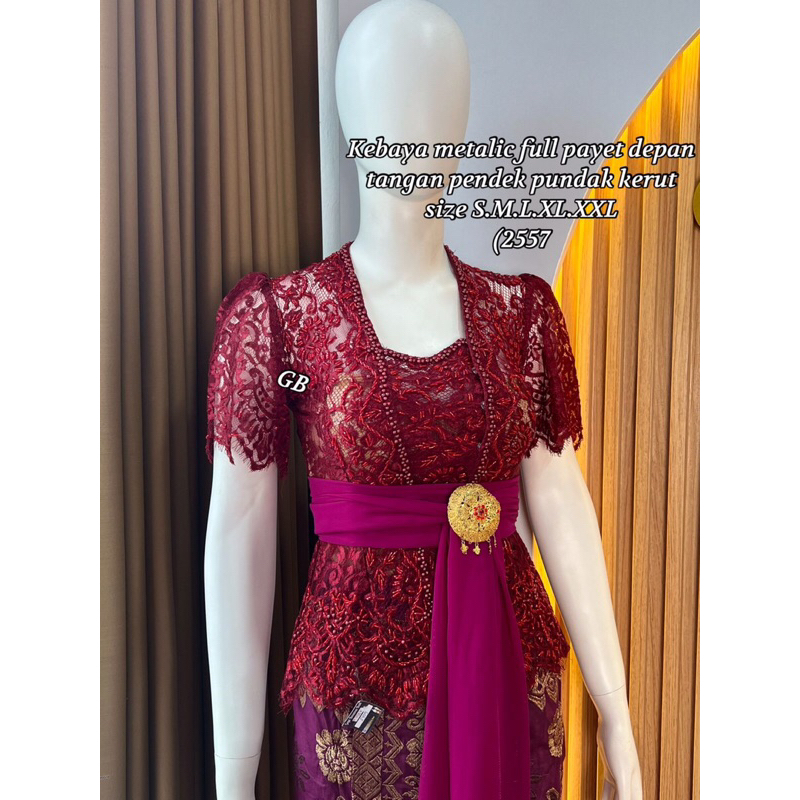 Kebaya metalik lengan pendek. Kebaya lengan pendek payet pundak kerut