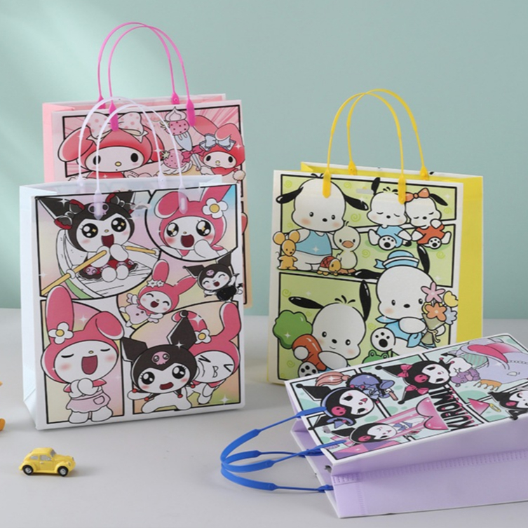 

Tas Hampers Non Woven Anti Air Tema SANRIO 20x10x25cm - Tote Bag / Hand Bag Ulang Tahun