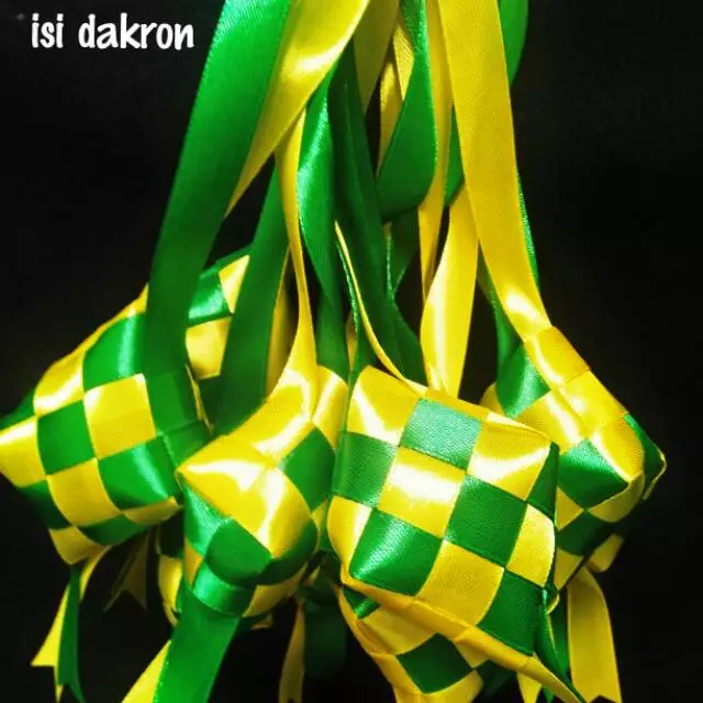 

Ketupat Hias Lebaran 4cm / Hiasan Parcel Lebaran / Ketupat Pita Satin / Hiasan Kue Lebaran
