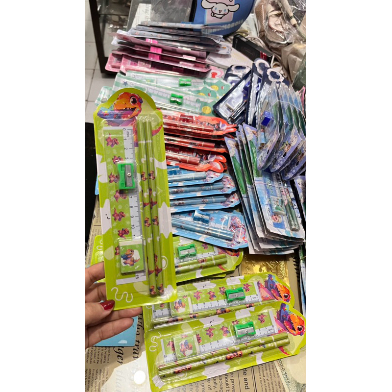 

SET PENSIL ISI 5 ,MOTIF RANDOM HANYA BISA PILIH MOTIF CEWEK/COWOK