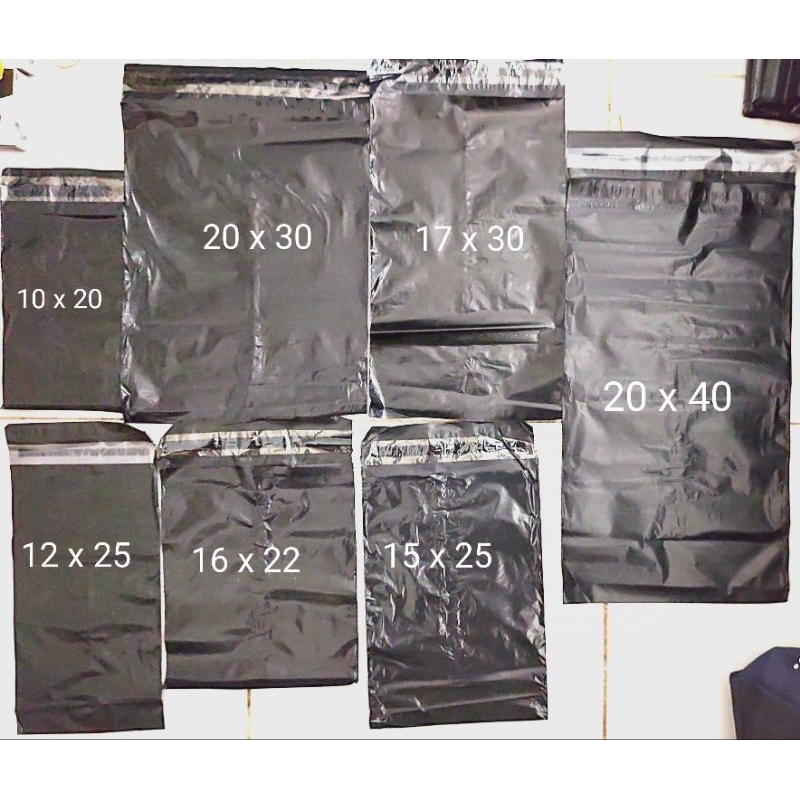 

1 PACK (100 PCS) POLYMAILER HITAM DENGAN PEREKAT KUAT DAN ELASTIS
