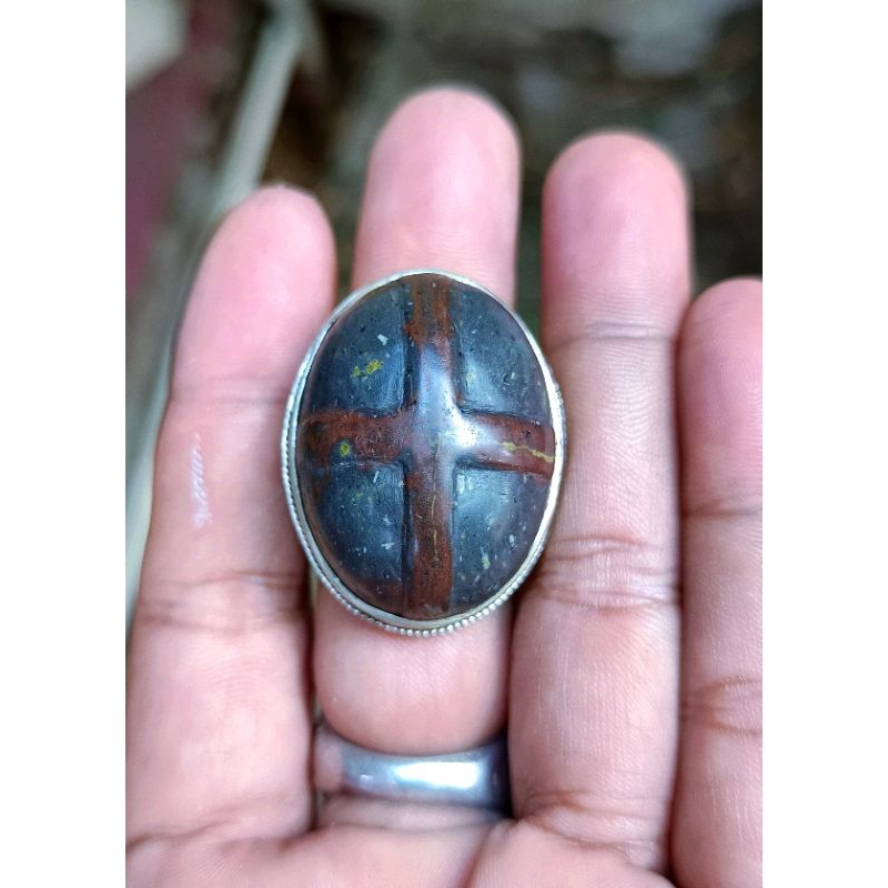 Batu Tapak Jalak Tali Merah