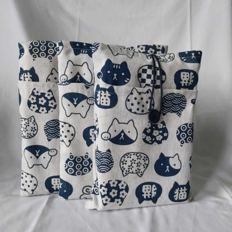 

Book Sleeve Medium | Kantong Buku Kain | Pouch Novel - Motif Kucing Navy