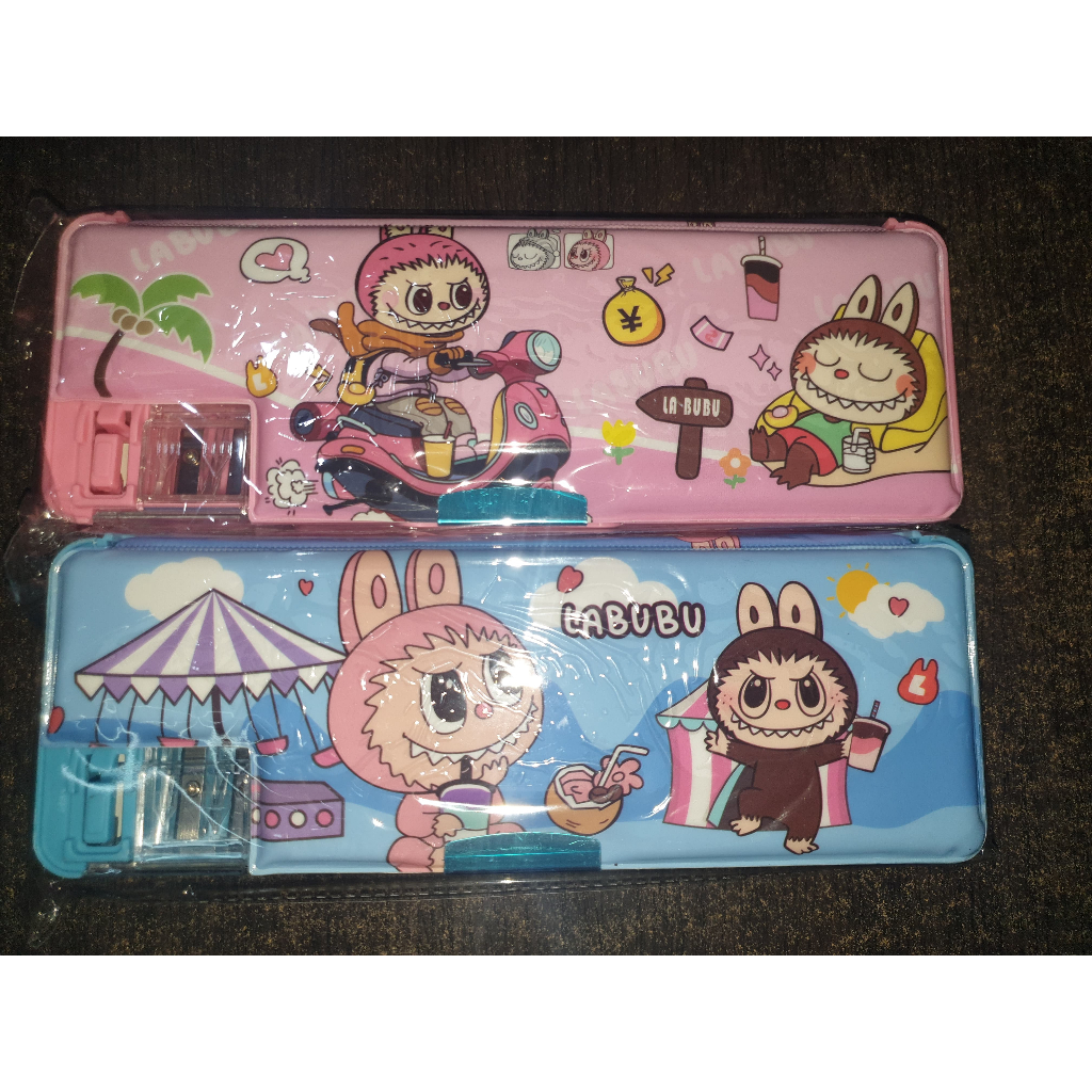 

Kotak Pensil Magnet LABUBU / Dosgrep Karakter / Pencil Case Magnet LABUBU F-5599
