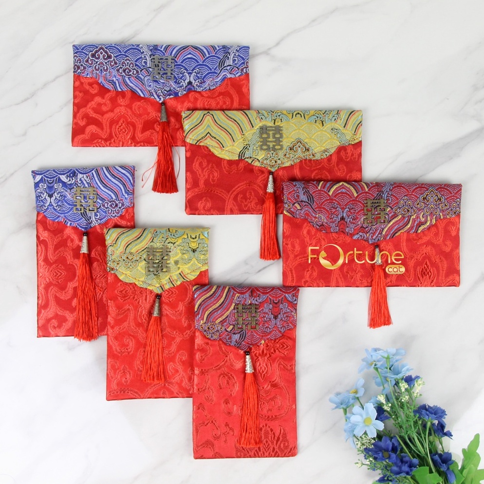 

KODE PRODUK D8G9S8349 Angpao Sangjit Kain Shuang Xi Wedding Engagement Lamaran Kawinan Kain Premium Merah Gantungan Batik