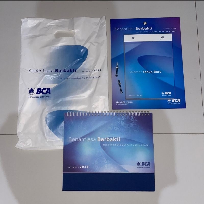 

Kalender BCA 2025 (1 set - kalender dinding & kalender meja)
