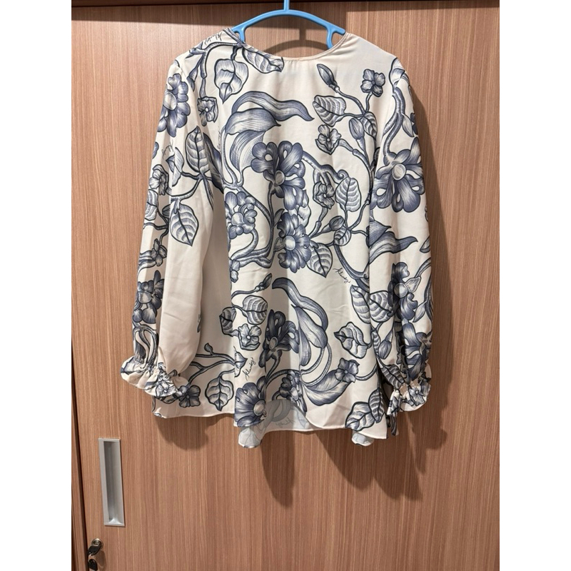 preloved blouse wearing klamby