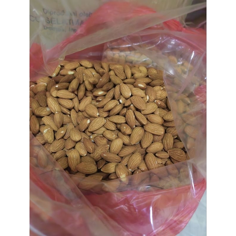 

Kacang ALMOND mentah utuh 1kg Termurah