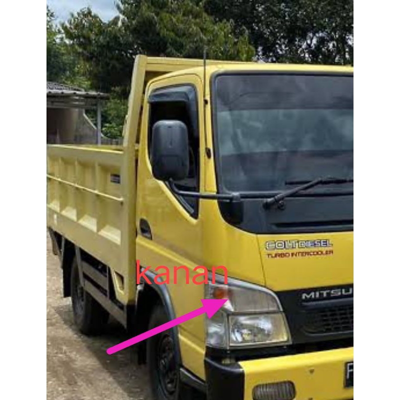 Mika Sen Depan Mitsubishi Canter Kanan