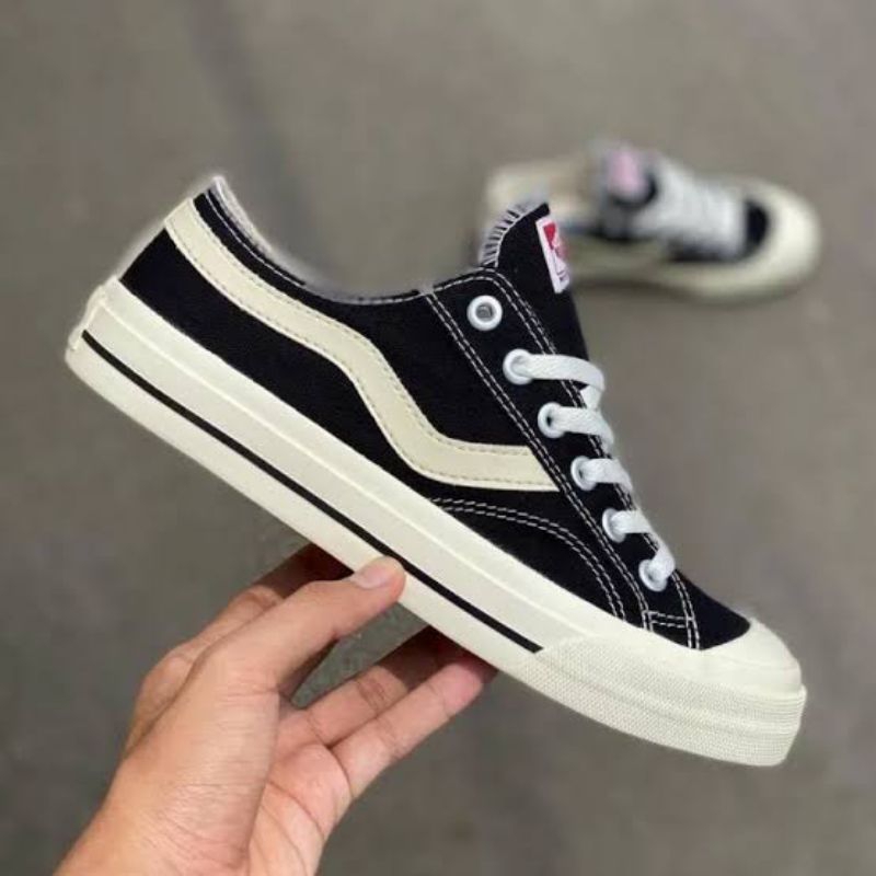 Sepatu Sneakers Hitam Putih