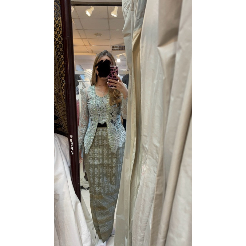 Kebaya putu baru dengan manik payet