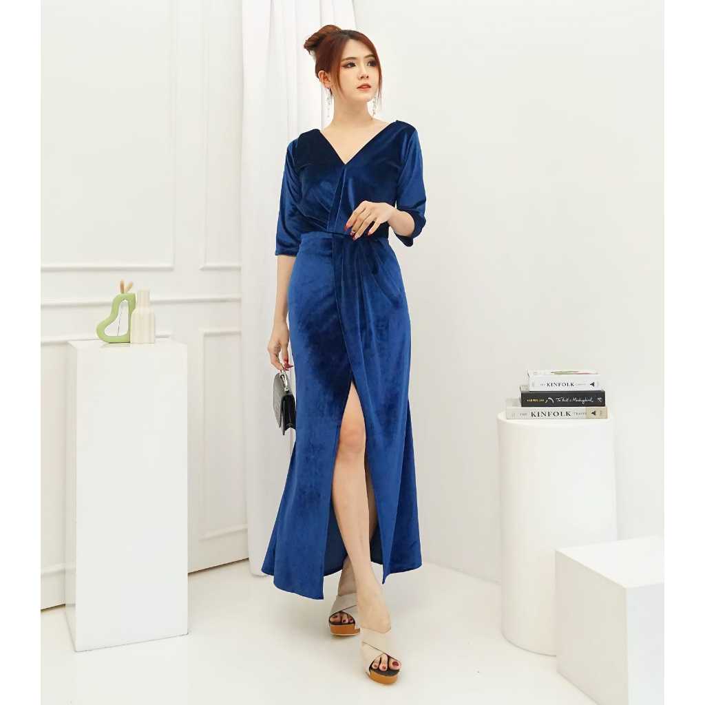 *9992 Gaun Panjang Bludru Biru Cantik Kekinian Terbaru 2024 - Long Dress Wanita Dewasa Cantik Model 