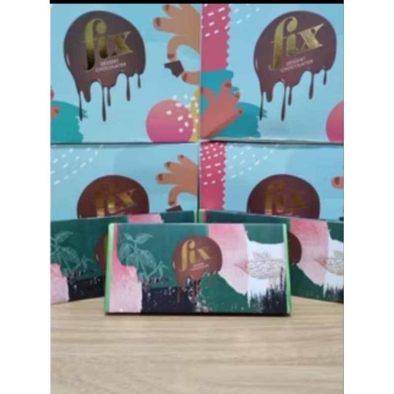 

Satu bok isi 3 coklat Dubay berbagai varian rasa pistachio,almond, pistachio dark,sasame-pista