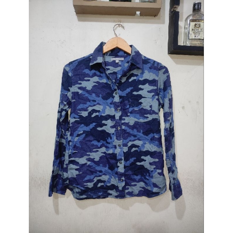 kemeja uniqlo camo woman