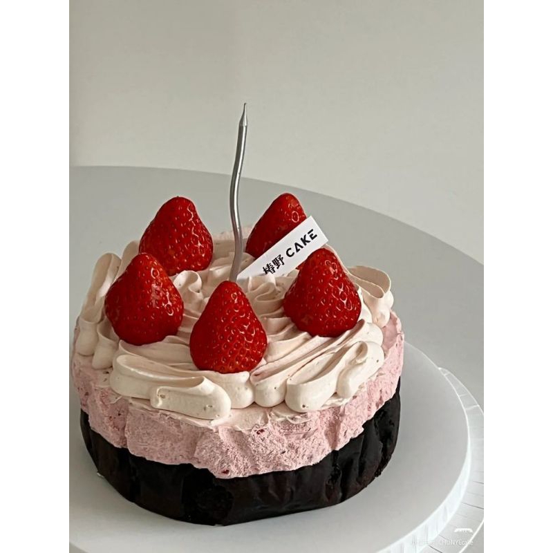 

Stroberry Birthday Cake Dengan Midnight Basque Burnt Cheesecake