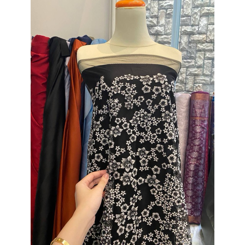 Brukat Tile Bordir Motif Bunga Sakura Warna Hitam Putih Bersih