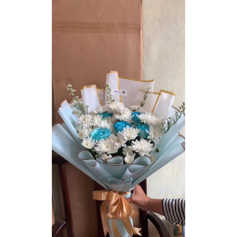 buket bunga mawar biru krisan putih | bouquet low budget | buket fresh flower wisuda ulang tahun