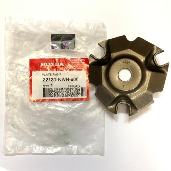 PLAT RAMP BESI TUTUP RUMAH ROLLER VARIO 125 150 PCX 22131-KWN-900 AHM