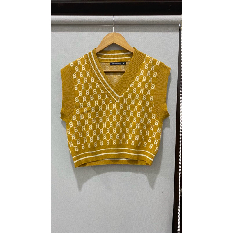 vest monogram benang jarum buttonscarves