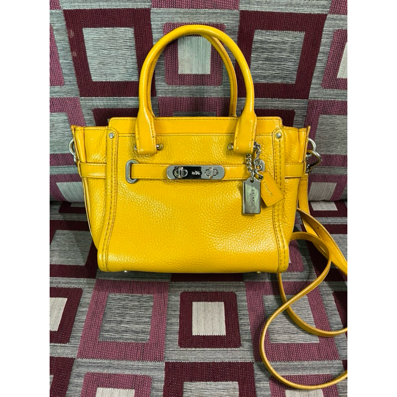 Preloved tas Coach Swagger Yellow