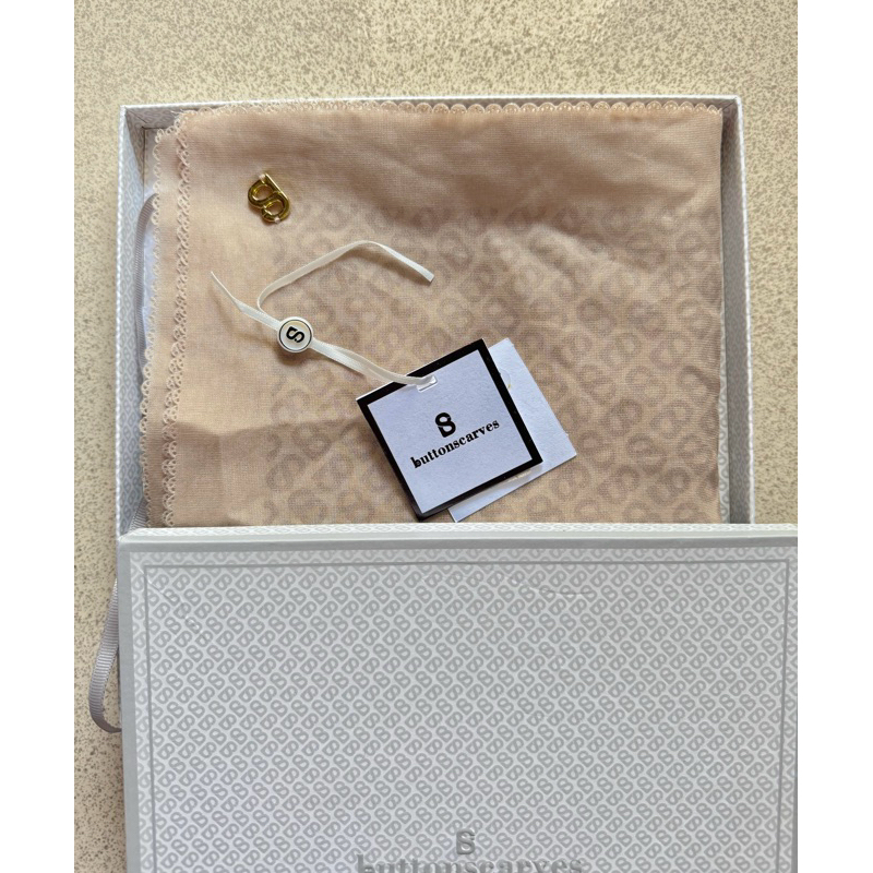 tapis square buttonscarves butter