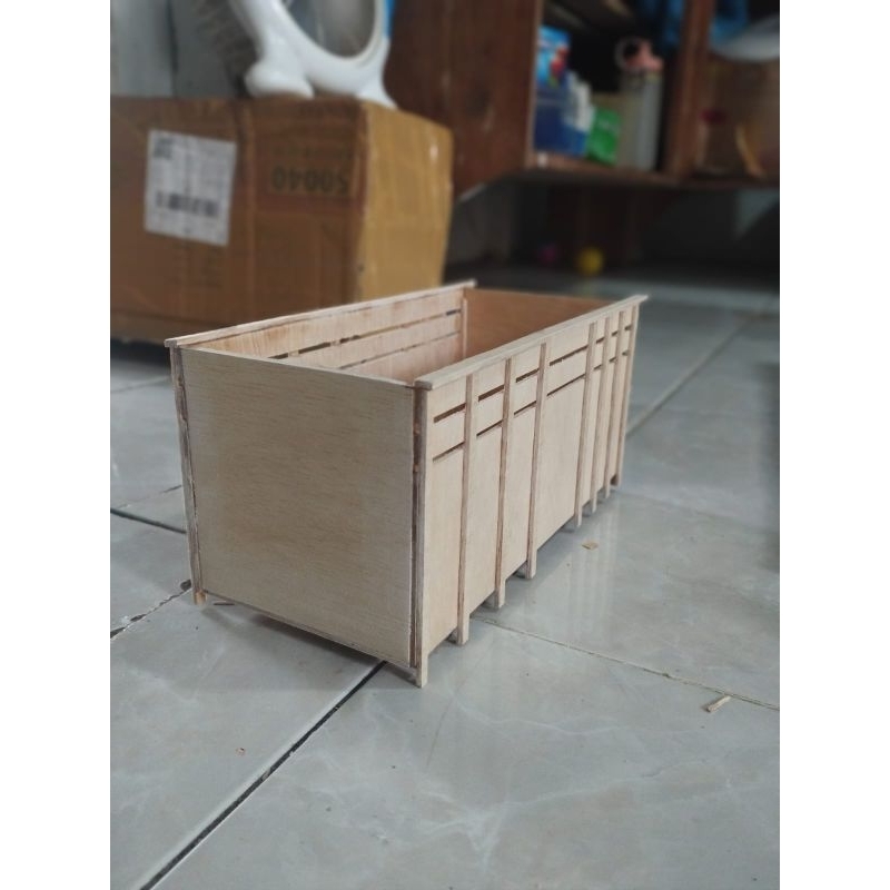 Bak truk plastik dari triplek tanpa pengaman