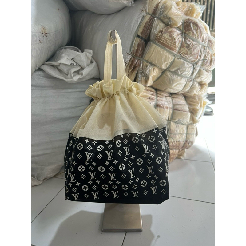 (1LUSIN = 12 PCS) GOODIE BAG TAS HAJATAN SERUT MOTIF LV UK. 22X22CM / TAS NASI BOX / SPUNBOND / TAS 