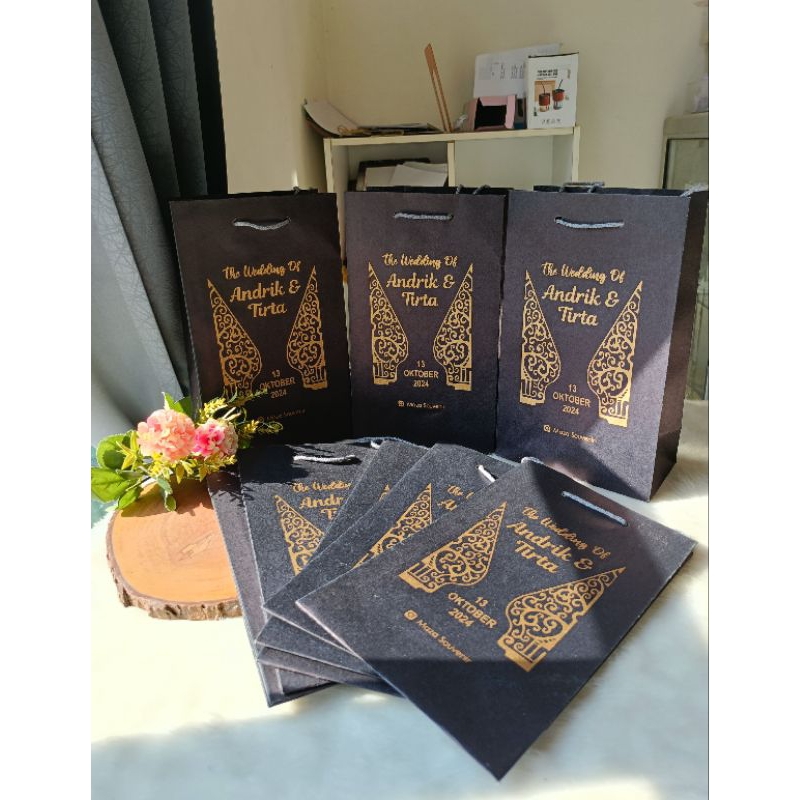 

paperbag r7 hitam sablon. 20*10*25