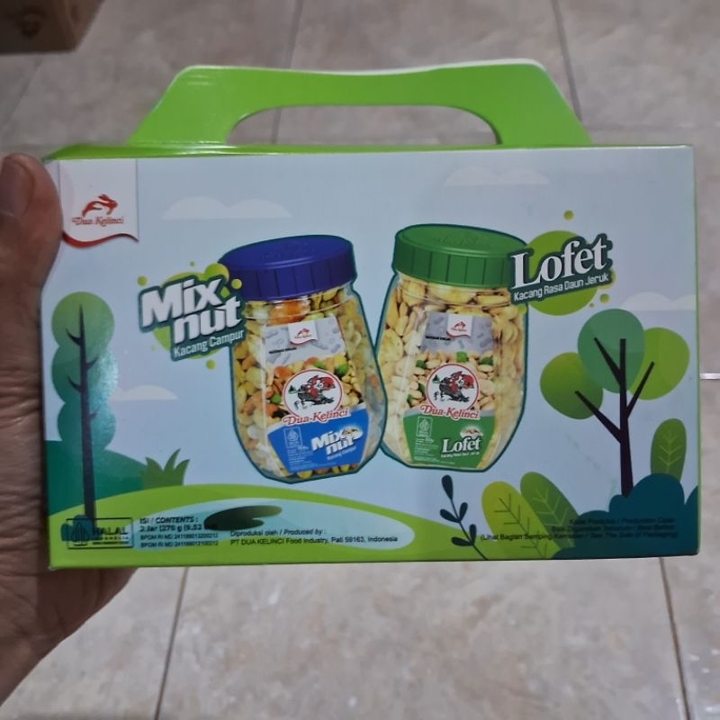 

Kacang Dua Kelinci Gift Box isi 2 toples ( Mix Nut + Lofet )