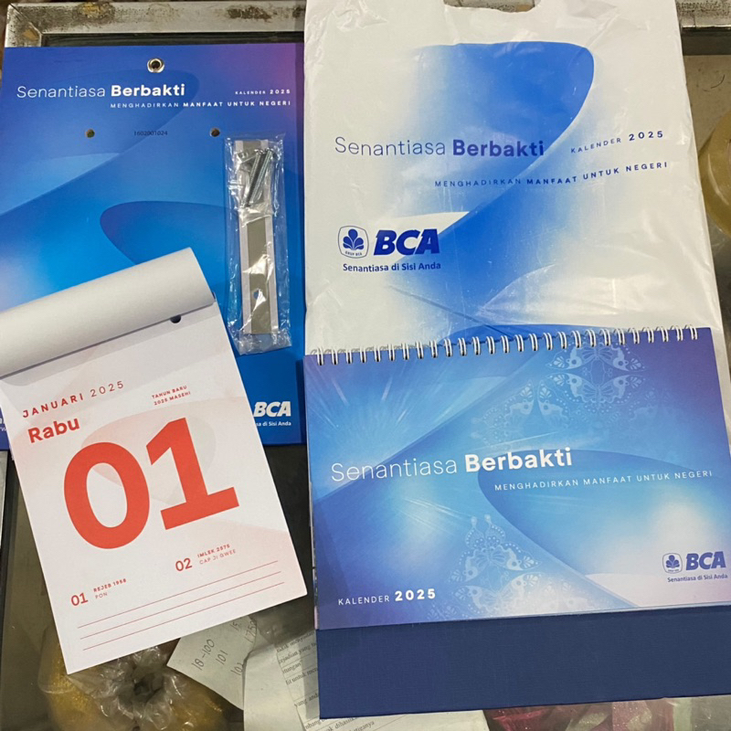 

Kalender BCA 2025 1 set (1 kalender harian dan 1 kalender meja bulanan)
