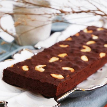 

Doux Fudge Supreme Brownies klasik yang memanjakan selera Perpaduan crust renyah dengan tekstur lembut
