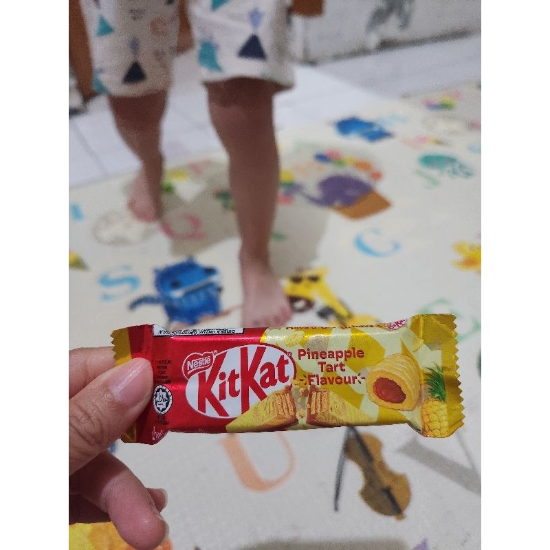 

Nestle Kitkat Pineapple Tart flavour / Coklat Kitkat Nanas ASLI MALAYSIA