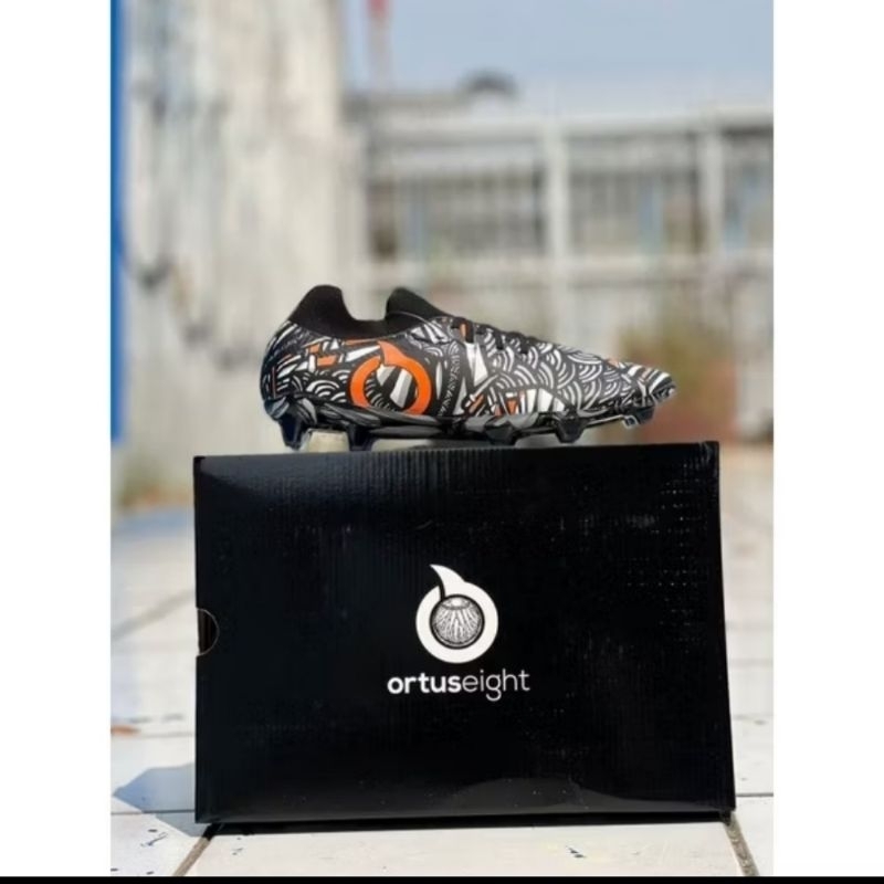 SEPATU BOLA ORTUSEIGHT FRAGMENT FG SE X DARBOTZ