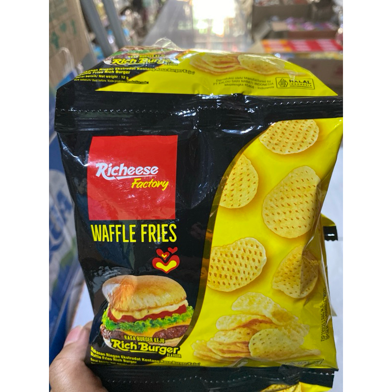 

Richeese Burger Waffle Fries 1 renceng 10 pcs