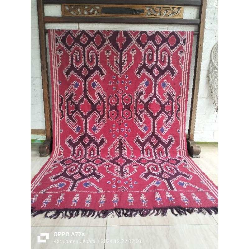 kain tenun Jepara motif Toraja warna merah