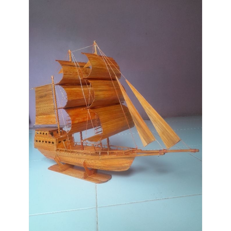 Miniatur Kapal Layar dari Bambu