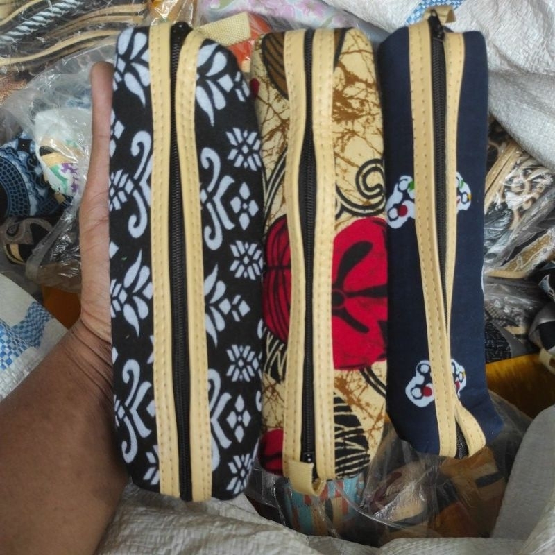 

Souvenir dompet batik paling murah Dompet pensil, tempat pensil, belum termasuk kemasan