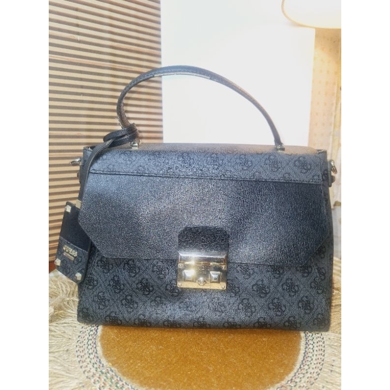 Top handle tamu guess