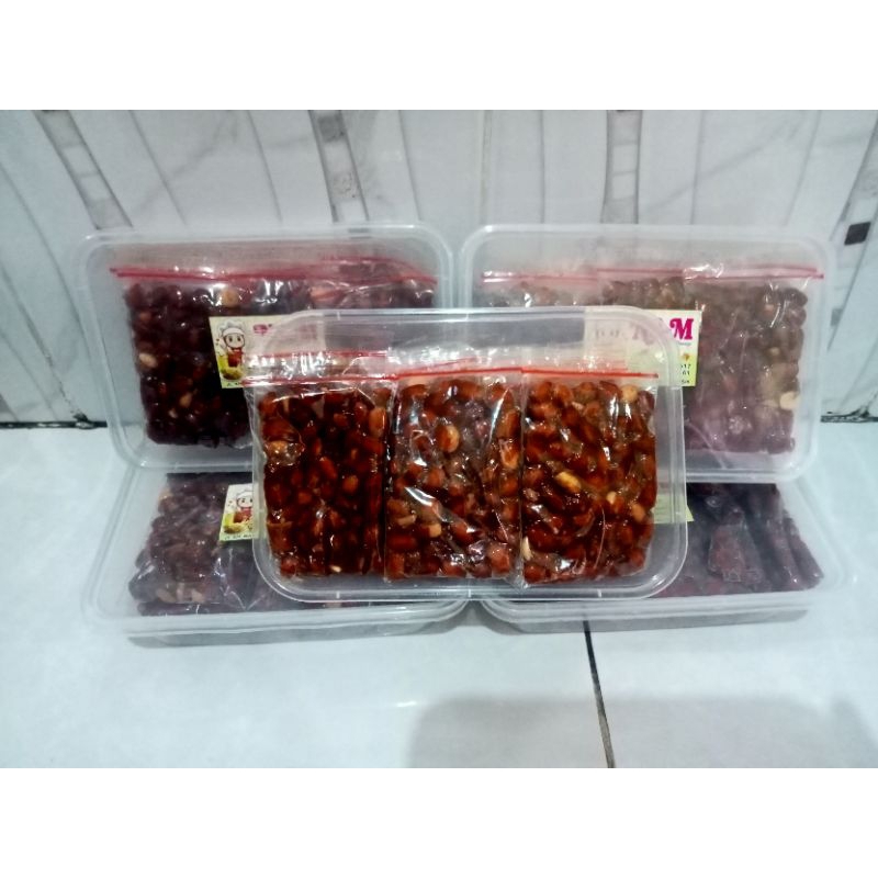 

kacang bumbu pedas 1 tepak isi 10 bungkus