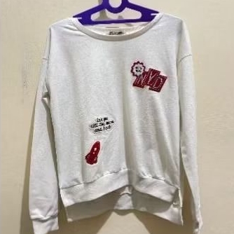 PRELOVED MEDAN { SWEATER PUTIH NEVADA PLANET }