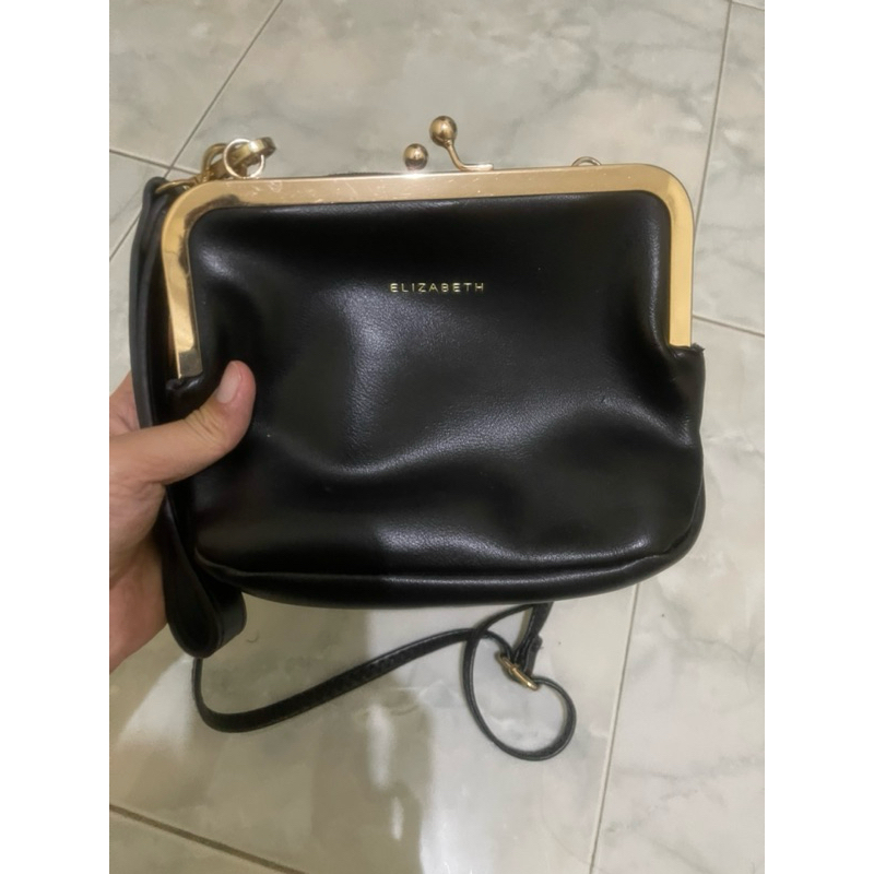 Elizabeth Tas Selempang Kulit Hitam