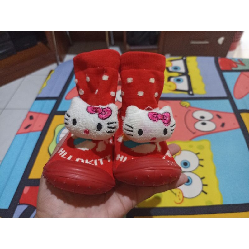 (PRELOVED) SEPATU PRE WALKER BABY MOTIF HELLO KITTY