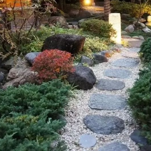 Batu pijakan kaki per box atau kotak/stepping stone/batu tapak kaki/batu taman/batu portable