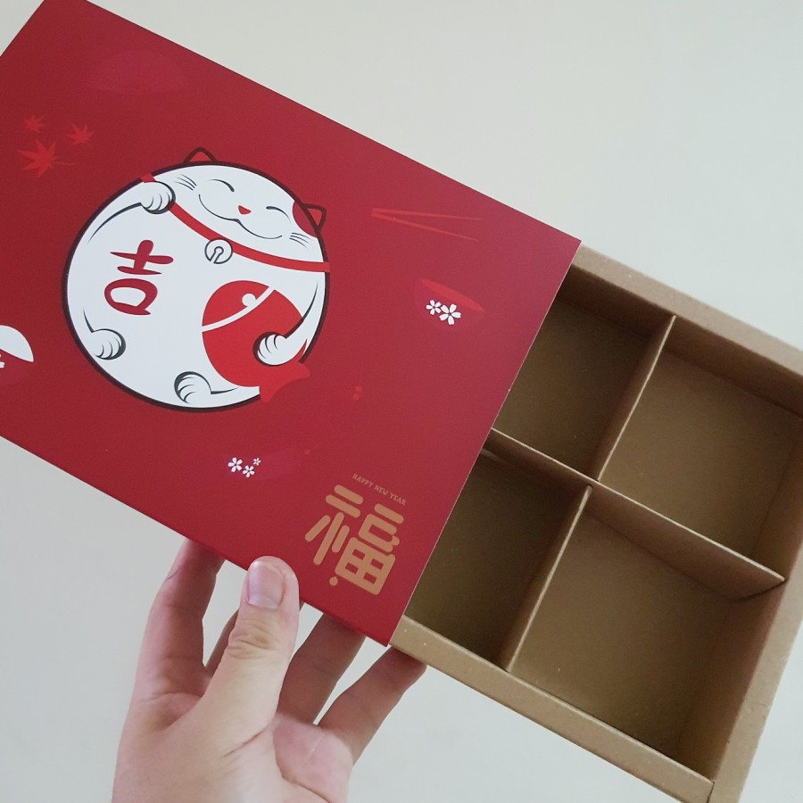 

Dus Packaging Pie Hampers Imlek Chinese New Year Ukuran 7.5 x 7.3 x 4.5cm Lucky Cat Cokelat