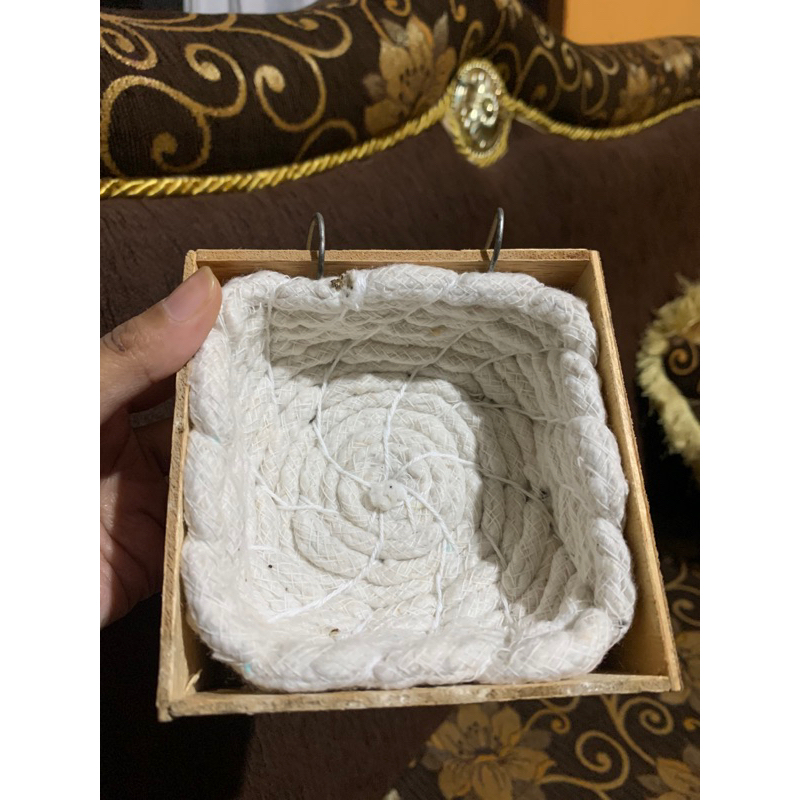 Sarang burung kenari dari sumbu kompor (kotak)
