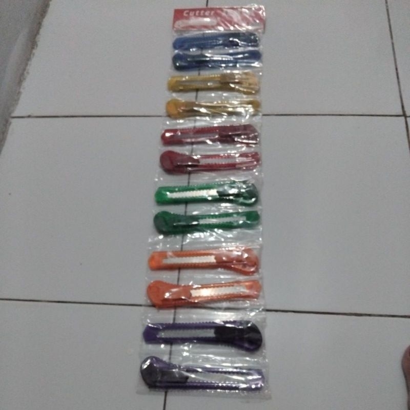 

CUTTER / PISAU PEMOTONG KATER MERK JENIA TYPE J - 500 PER RENTENG 12 PCS CAMPUR WARNA