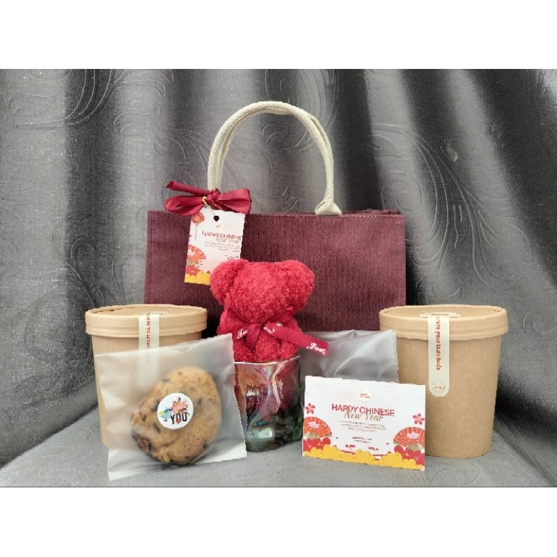 

Bakedelicioso Festive Hampers Xincia - CNY Hampers Imlek - Chinese New Year Hampers Kue dan Botol - Gift Set Parcel Imlek Hampers lengkap cookies brownies gelas handuk - Kado Chinese New Year Imlek Natal Tahun Baru