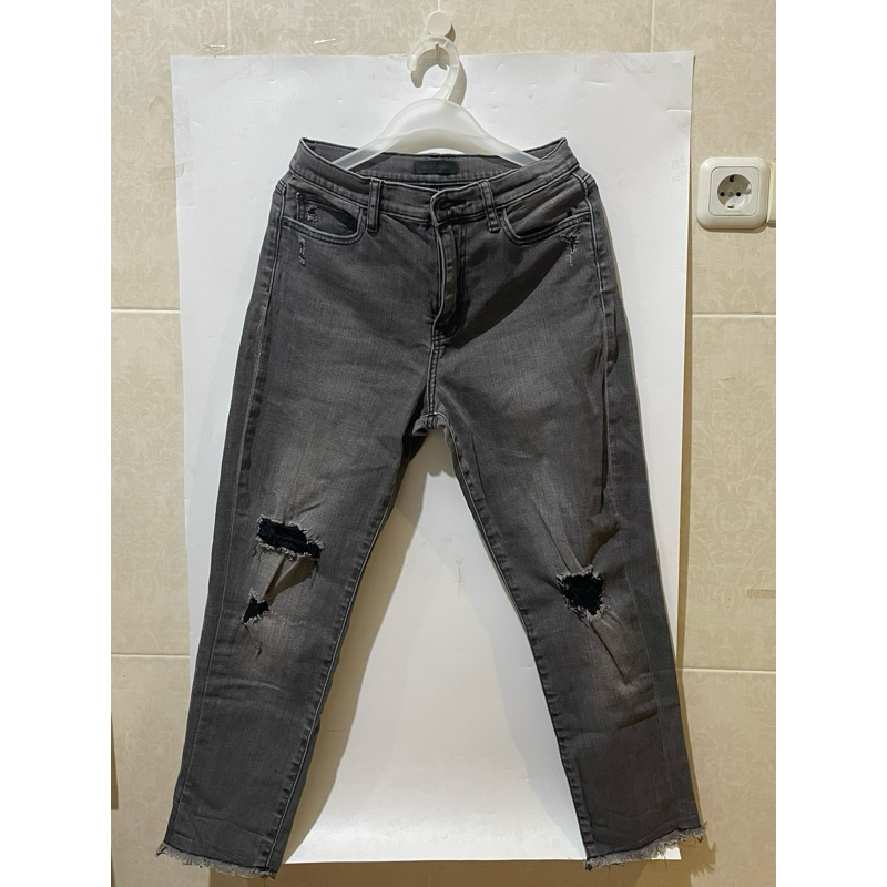 PRELOVED. Celana uniqlo jeans ripped jeans hitam