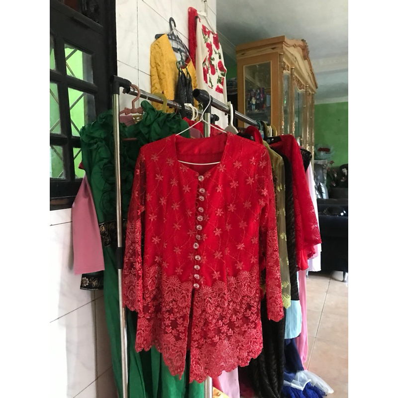Kebaya merah maroon